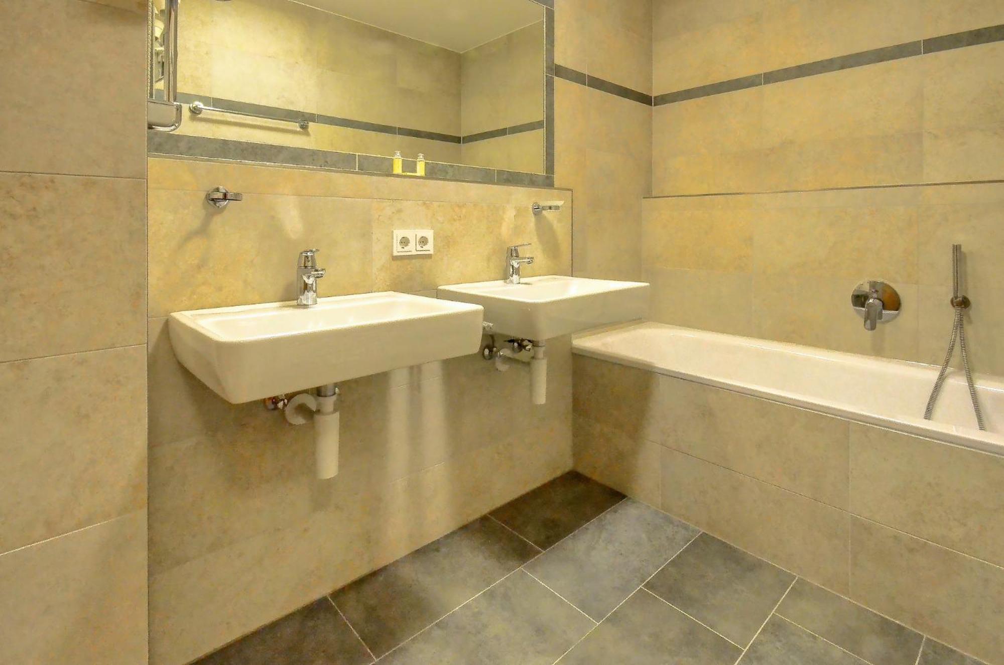 Alpin & Seeresort Top 10 - By Alpen Apartments Zell am See Bagian luar foto
